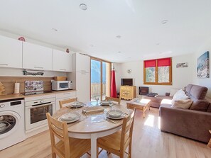 A compact living space with a dining area, kitchenette, and a cozy seating area. - Snow 19 – Sleeps 5 – Cosy, bright apartment with mountain views – Saint Jean D'Aulps – Near Morzine (Saint-Jean-d´Aulps)