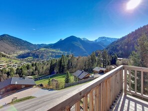 A mountain landscape with a wooden balcony overlooking a valley. - Snow 19 – Sleeps 5 – Cosy, bright apartment with mountain views – Saint Jean D'Aulps – Near Morzine (Saint-Jean-d´Aulps)
