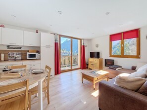 TV - Snow 19 – Sleeps 5 – Cosy, bright apartment with mountain views – Saint Jean D'Aulps – Near Morzine (Saint-Jean-d´Aulps)