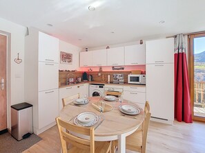 Fridge, microwave, oven, dishwasher - Snow 19 – Sleeps 5 – Cosy, bright apartment with mountain views – Saint Jean D'Aulps – Near Morzine (Saint-Jean-d´Aulps)