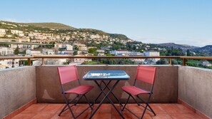 Outdoor dining - Bright apartment for 4 people, with balcony (Grasse)