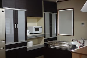 Full-sized fridge, microwave, oven, stovetop