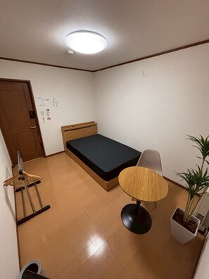 Kamar Single Basic | Tirai kedap cahaya