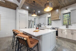 Fridge, microwave, oven, stovetop - Private wooded retreat with pool, game room & space for unforgettable group stays (Broken Bow)