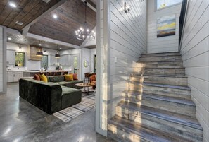 Smart TV, fireplace, video games - Private wooded retreat with pool, game room & space for unforgettable group stays (Broken Bow)
