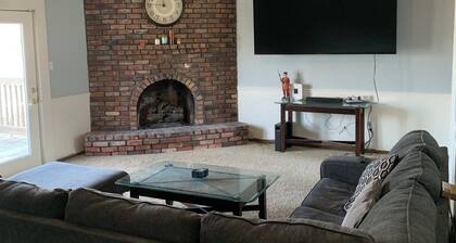Spacious 5-bedroom house 10 min from World Cup stadium and shuttles.