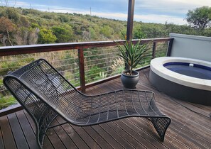 Outdoor spa tub - Fabulous 5-bedroom house in serene Onrusrivier perfect for families and Friends (Onrusrivier)