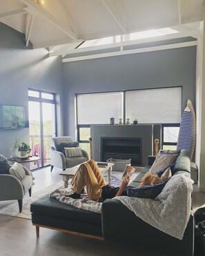 TV, fireplace - Fabulous 5-bedroom house in serene Onrusrivier perfect for families and Friends (Onrusrivier)