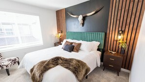4 bedrooms, desk, iron/ironing board, free WiFi - Welcome to The Velvet Spur, a thoughtfully designed western retreat where elevated comfort meets effortless style. Nestled in Eagle,  across from Eagle Island.  This home is your perfect home base for relaxing and exploring, (Eagle Boise)