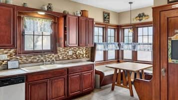 House, 4 Bedrooms | Private kitchen