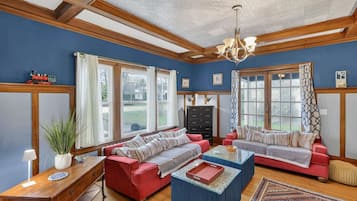 House, 4 Bedrooms | Living area