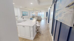 Condo, 4 phòng ngủ | Nội thất