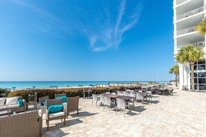 Outdoor dining - The Inn At Crystal Beach Ph 702 4 Bedroom Condo (Destin)