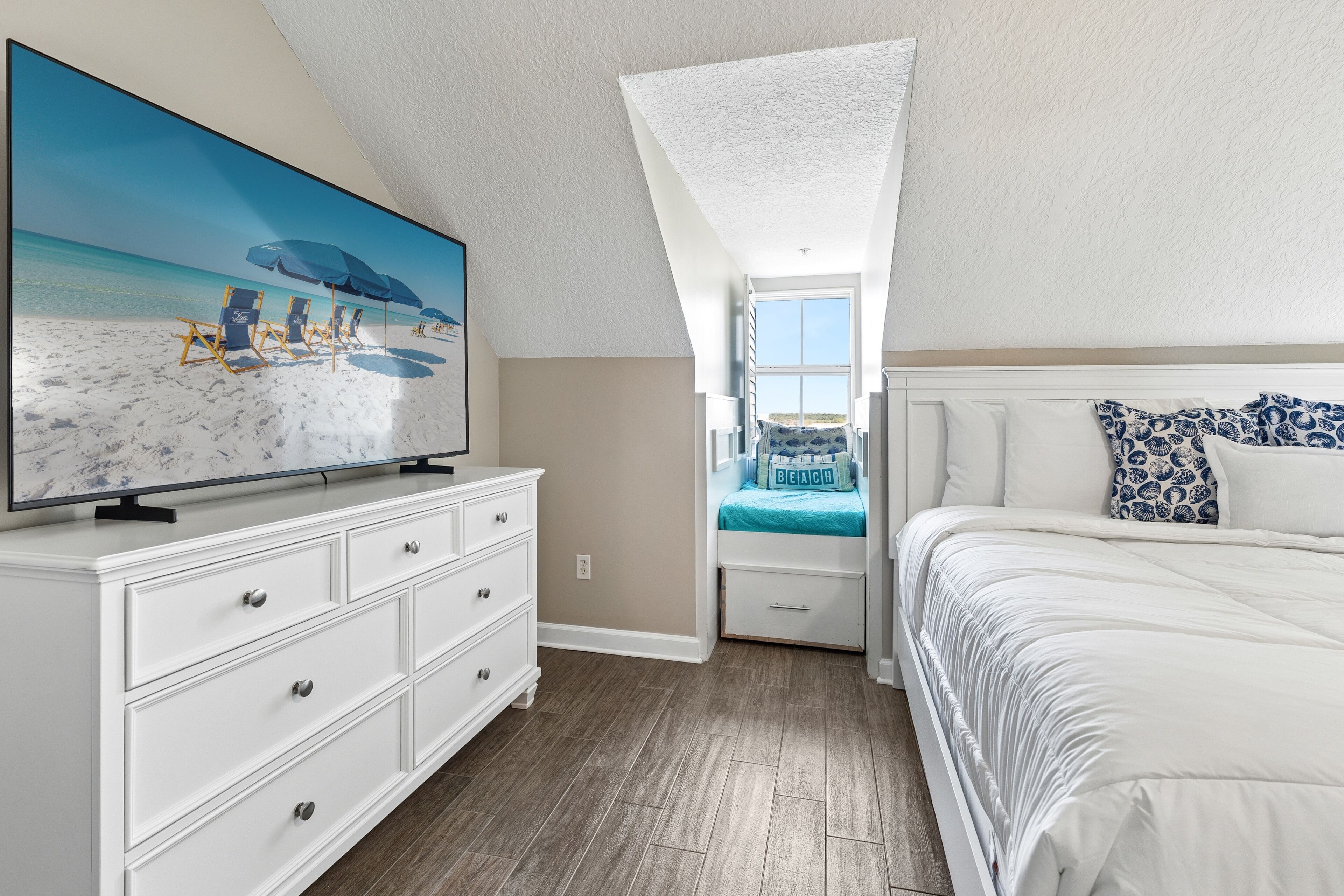 4 bedrooms, iron/ironing board, free WiFi