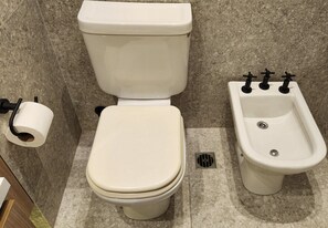 Shower, bidet, towels - Palermo: Stylish Deco in a Functional Studio with Balcony (Buenos Aires)