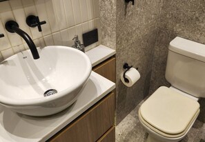 Shower, bidet, towels - Palermo: Stylish Deco in a Functional Studio with Balcony (Buenos Aires)