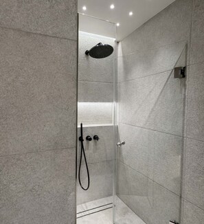 Shower, hair dryer, towels, shampoo - Thomais - Refined Living in the Heart of Mykonos (Mikonos)