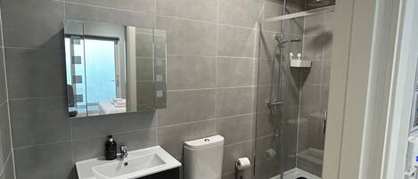 Douche, sĂšche-cheveux, serviettes fournies, savon