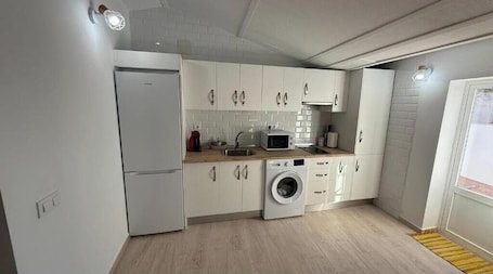 Private kitchen. Santa María Studio Apartments with terrace in Jerez de los Caballeros