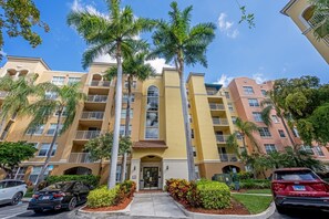 Exterior - Luxury 2-bedroom apartment at Aventura Yacht Club with pool view (Aventura)