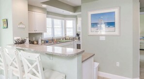 Private kitchen - Beautiful 3 Bedroom Condo in Downtown OC (Ocean City)