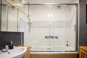 Hair dryer, towels, soap, shampoo - Luxury Relaxing Apartment with great views and fully equipped. (Stoke-on-Trent)