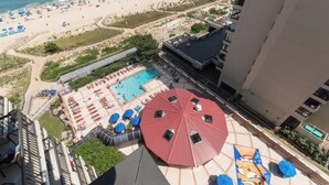 Un hotel con piscina en la azotea, acceso a la playa y espacios al aire libre.