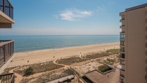Un edificio alto con vistas a la playa y al océano.