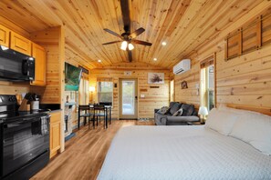 Room - Mt Lemmon Cabin 6 in Summerhaven, Arizona (Summerhaven)