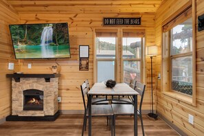 Dining - Mt Lemmon Cabin 6 in Summerhaven, Arizona (Summerhaven)