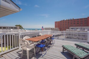 Outdoor dining - Large Oceanside Townhouse (Ocean City)