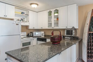 Fridge, microwave, coffee/tea maker, toaster - Oceanfront Building With Great Ocean and Bay Views (Ocean City)