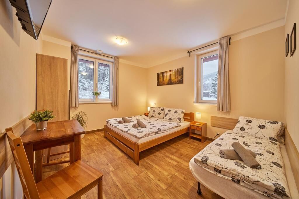 Habitación triple, vistas al jardín