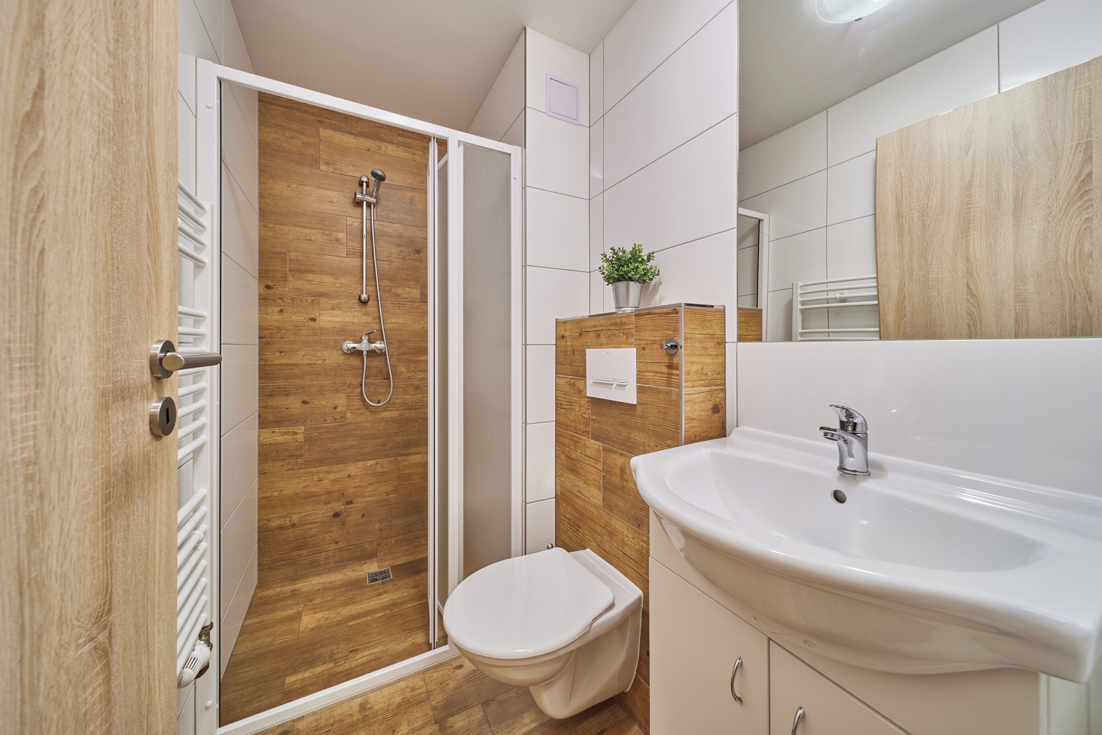 Chambre Triple, vue jardin | Salle de bain | Articles de toilette gratuits, sèche-cheveux, serviettes fournies