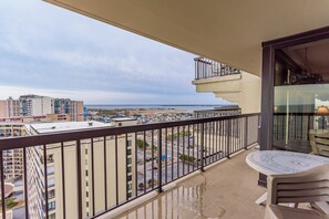 Un balcone con vista sulla città e sul mare.