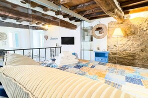 Room - Located in the charming historic center of Riomaggiore, Rio Alba Blue welcomes guests with a bright and relaxing atmosphere, perfect for discovering the authentic spirit of the Cinque Terre.This cozy studio apartment offers comfort and simplicity with a  (Riomaggiore)