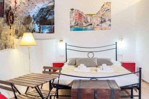 Room - In the heart of Riomaggiore, among colorful alleys and the scent of the sea, Rio Alba Red is a cozy studio designed for those who want to experience the authentic atmosphere of the Cinque Terre.The apartment offers an intimate and welcoming space with a  (Riomaggiore)