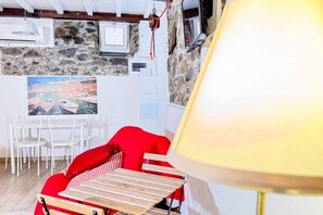 Living area - In the heart of Riomaggiore, among colorful alleys and the scent of the sea, Rio Alba Red is a cozy studio designed for those who want to experience the authentic atmosphere of the Cinque Terre.The apartment offers an intimate and welcoming space with a  (Riomaggiore)
