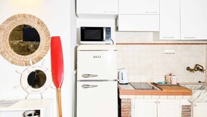 Fridge, microwave - In the heart of Riomaggiore, among colorful alleys and the scent of the sea, Rio Alba Red is a cozy studio designed for those who want to experience the authentic atmosphere of the Cinque Terre.The apartment offers an intimate and welcoming space with a  (Riomaggiore)