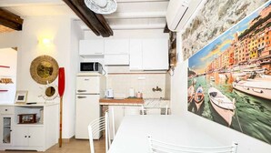 Fridge, microwave - In the heart of Riomaggiore, among colorful alleys and the scent of the sea, Rio Alba Red is a cozy studio designed for those who want to experience the authentic atmosphere of the Cinque Terre.The apartment offers an intimate and welcoming space with a  (Riomaggiore)