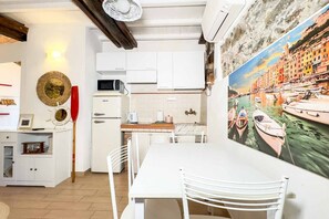 Private kitchen - In the heart of Riomaggiore, among colorful alleys and the scent of the sea, Rio Alba Red is a cozy studio designed for those who want to experience the authentic atmosphere of the Cinque Terre.The apartment offers an intimate and welcoming space with a  (Riomaggiore)