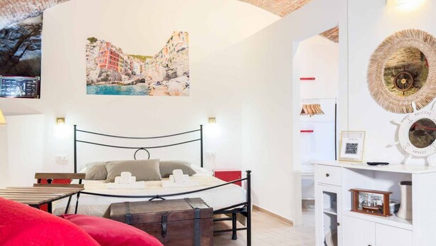 2 bedrooms, iron/ironing board - In the heart of Riomaggiore, among colorful alleys and the scent of the sea, Rio Alba Red is a cozy studio designed for those who want to experience the authentic atmosphere of the Cinque Terre.The apartment offers an intimate and welcoming space with a  (Riomaggiore)
