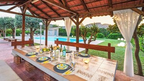 Outdoor dining - Zagara Bianca - Country Villa with Extensive Gardens, Tennis Court & 12m Pool (Syracuse)