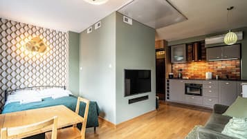 Studio Suite, 1 Double Bed | Iron/ironing board, free WiFi