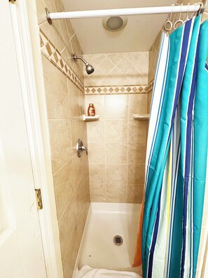 Douche, sèche-cheveux, serviettes fournies, savon