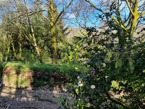 Property grounds - Studio Apartment 'Roulotte Du Moulin De Lesneve' with Private Terrace, Private Garden and Wi-Fi (Saint-Avé)