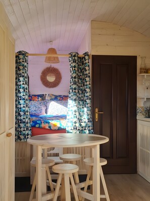 Dining - Studio Apartment 'Roulotte Du Moulin De Lesneve' with Private Terrace, Private Garden and Wi-Fi (Saint-Avé)