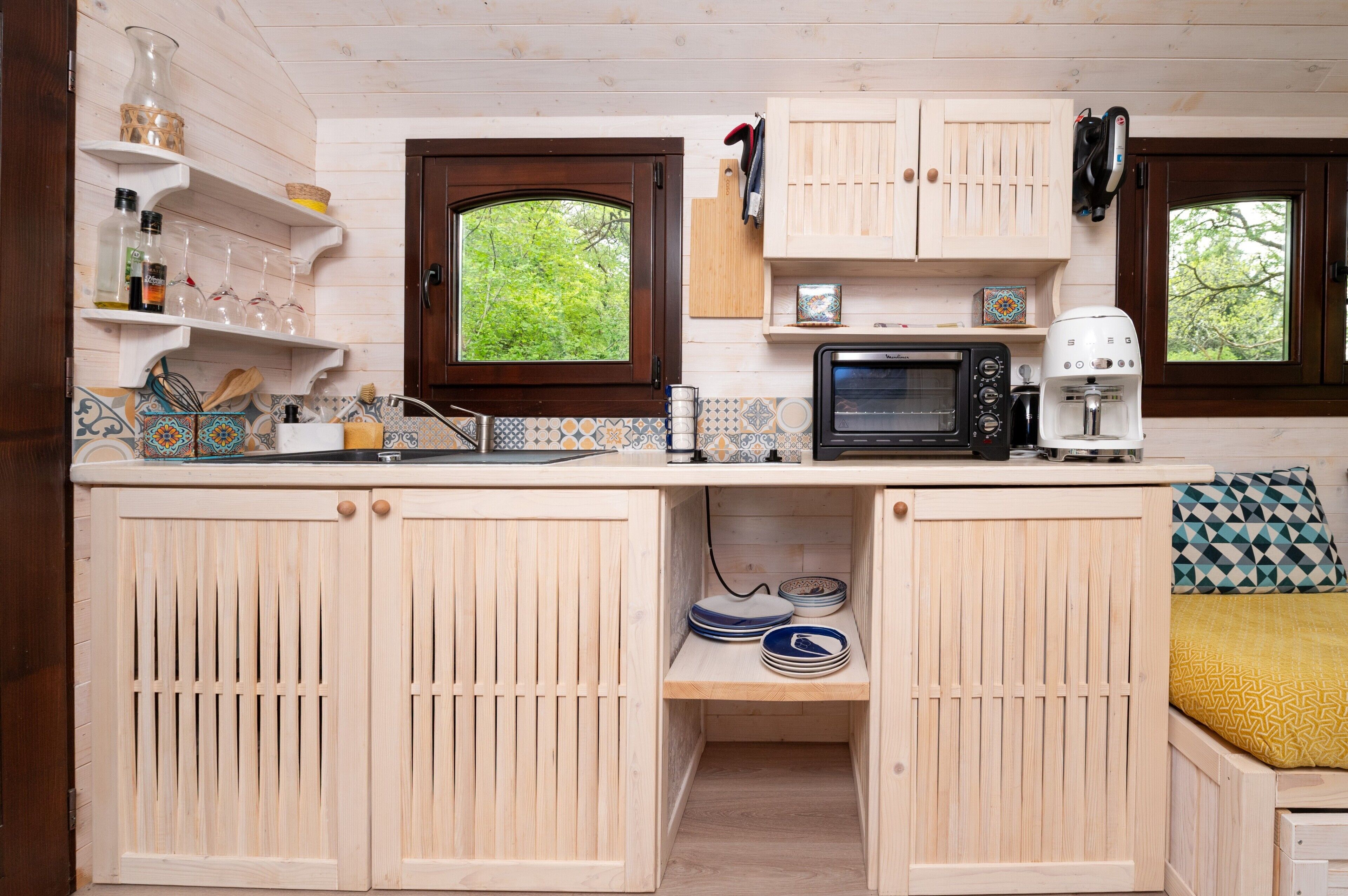 Fridge, oven, stovetop, coffee/tea maker