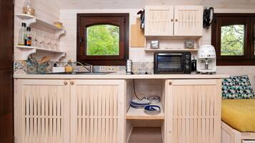 Fridge, oven, stovetop, coffee/tea maker