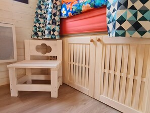 Interior - Studio Apartment 'Roulotte Du Moulin De Lesneve' with Private Terrace, Private Garden and Wi-Fi (Saint-Avé)